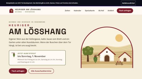 Erster Bildschirm der Beispielseite „Heuriger am Lösshang“: Hinweisbanner, großer Schriftzug, Kasten mit den Ausschankzeiten und gezeichnetes Presshaus in den Weingärten