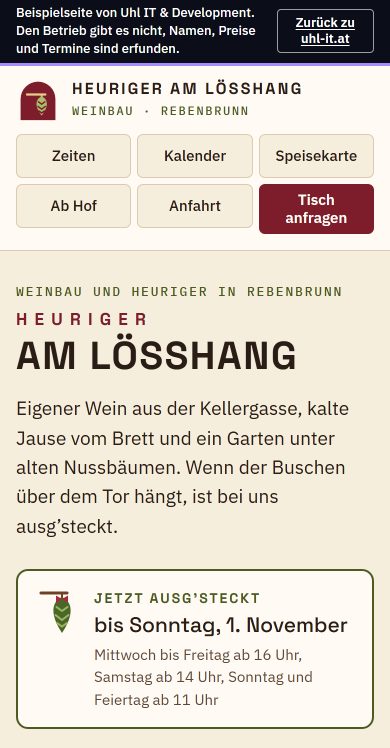 Erster Bildschirm der Beispielseite „Heuriger am Lösshang“ am Handy: Hinweisbanner, Menüknöpfe, Schriftzug, kurzer Text über den Heurigen und Kasten „Jetzt ausg’steckt“ mit den Ausschankzeiten