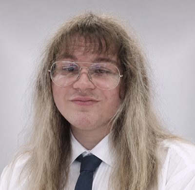 Porträt von Emma Uhl in weißem Hemd mit dunkler Krawatte